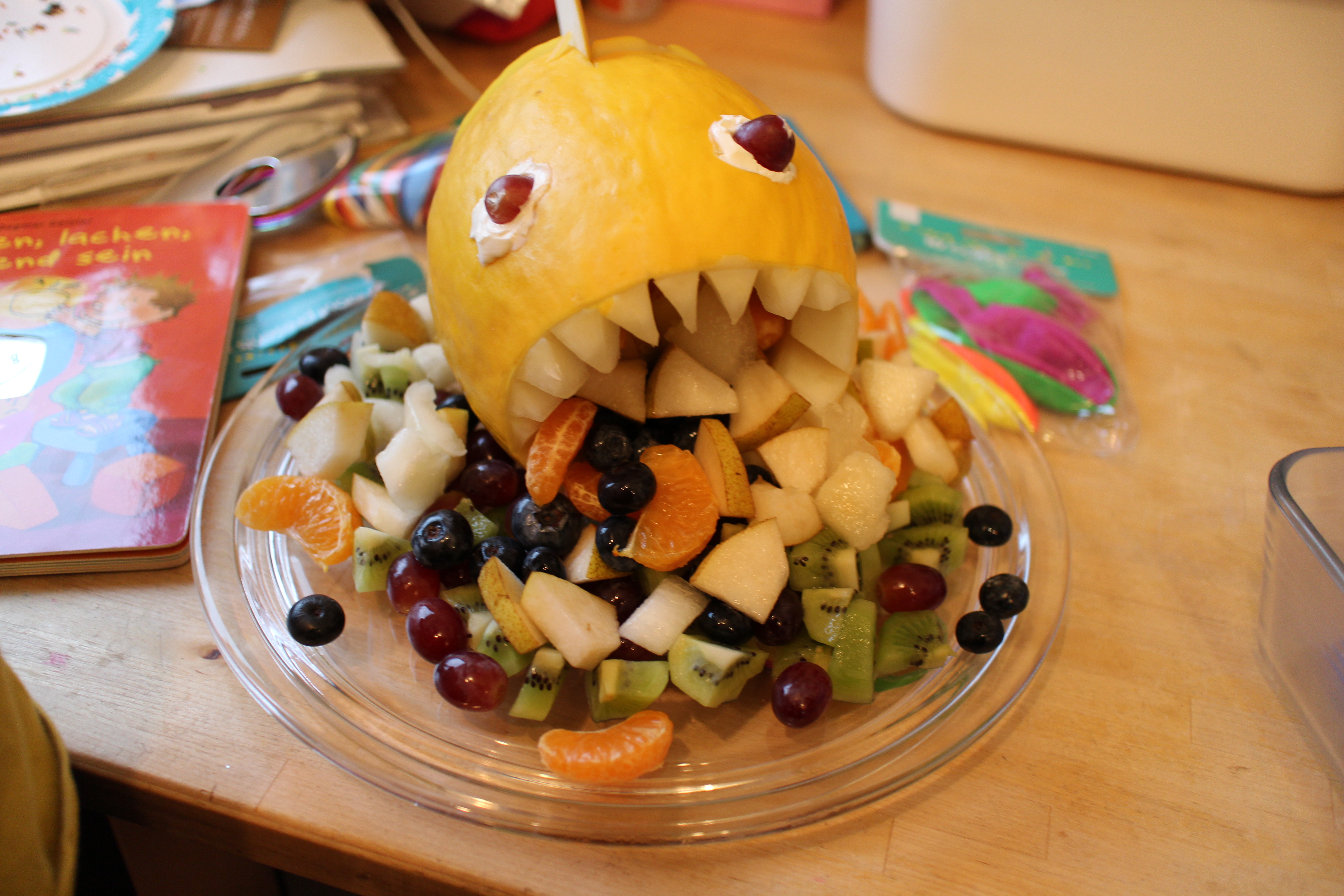 Frisches Obst und gesunde Snacks für die Kinder